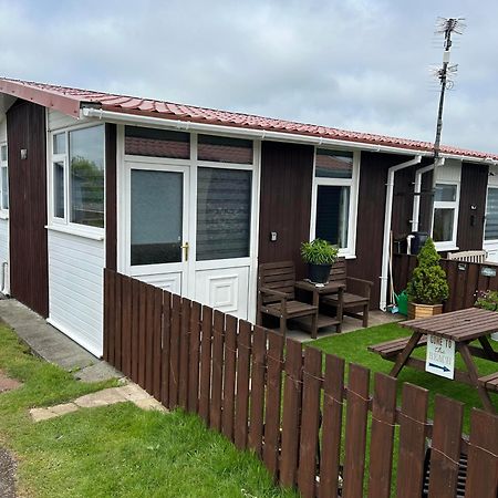 Cozy Seaside Chalet In Бридлингтън Екстериор снимка