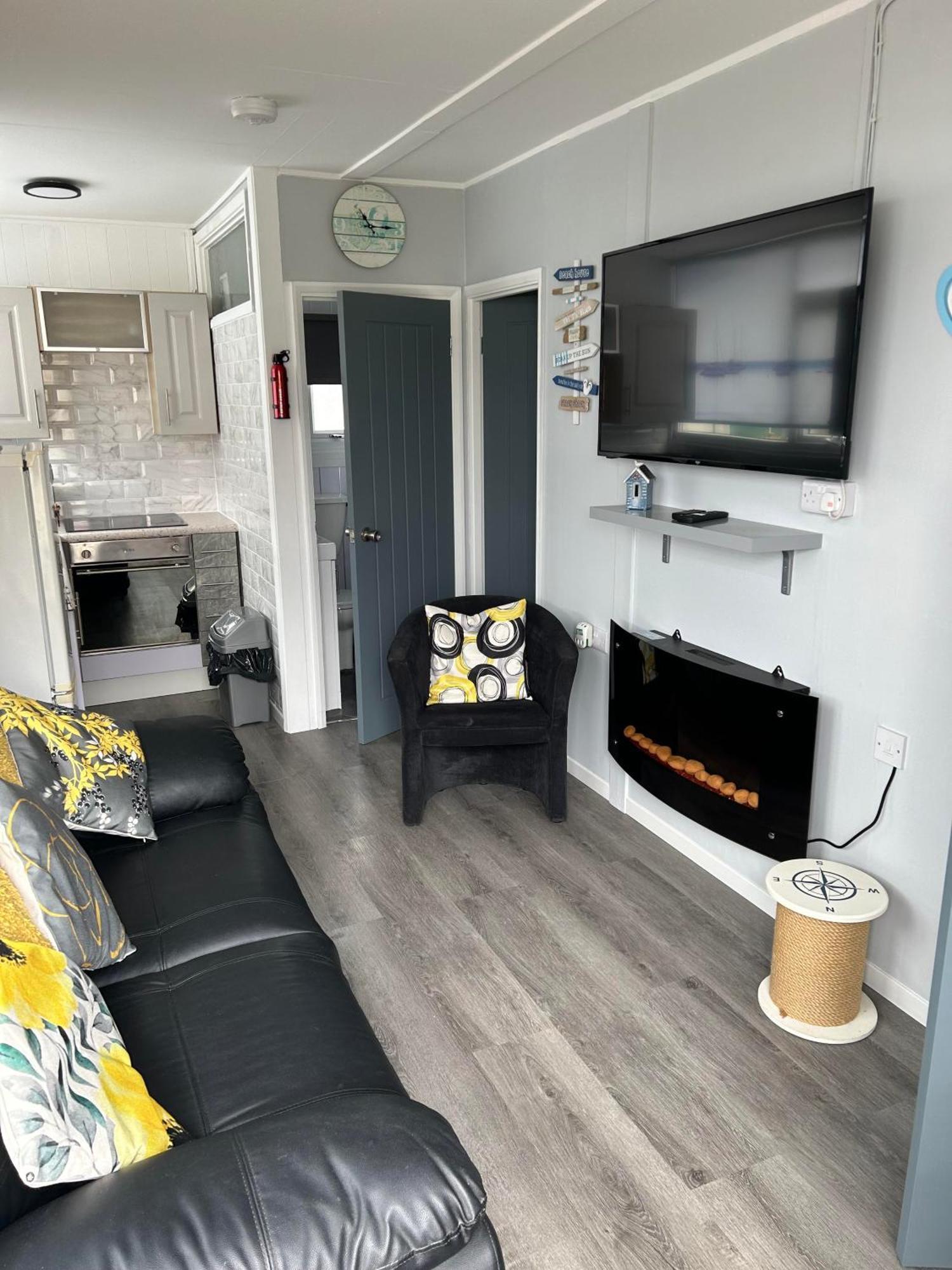 Cozy Seaside Chalet In Бридлингтън Екстериор снимка